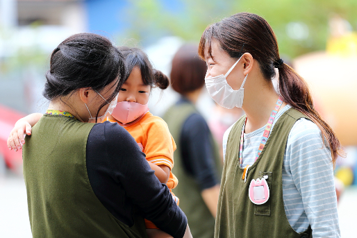 保育園・幼稚園で働く人たち しごとの現場としくみがわかる