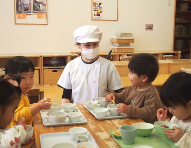 どろんこ保育園(福岡県福岡市博多区)の様子